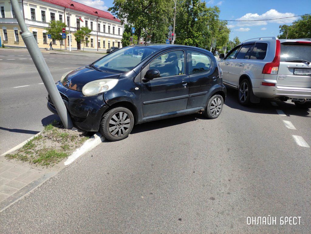Очевидец: В Бресте на Машерова-Ленина въехали в светофор