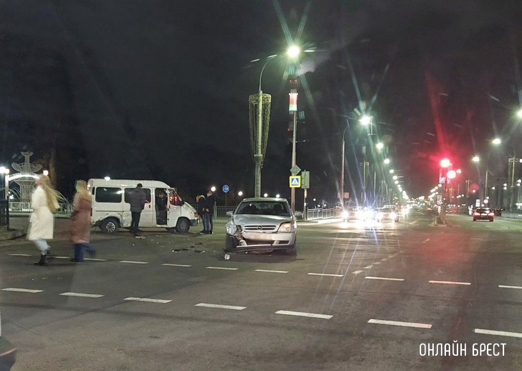 Очевидец: Прямо сейчас. В Бресте на Ленина-Машерова произошло ДТП