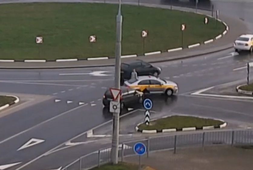 Видео, как в Бресте на Вульковском кольце водитель автомобиля врезался в такси