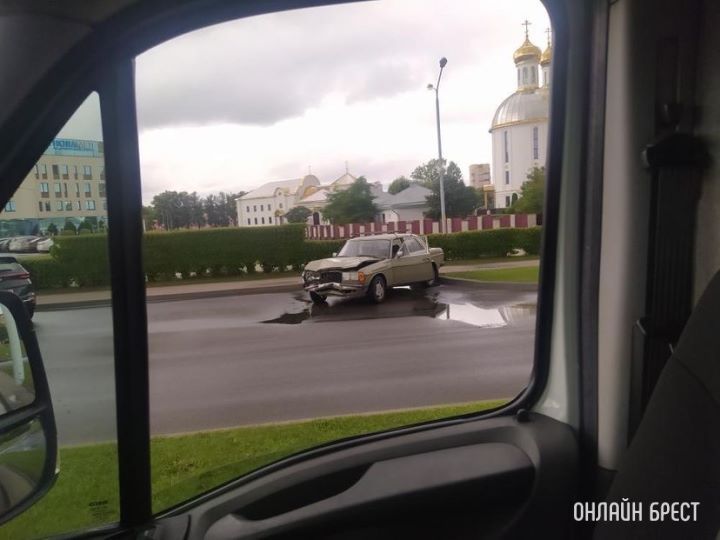 В Бресте на проспекте Республики «Мерседес» попал в ДТП