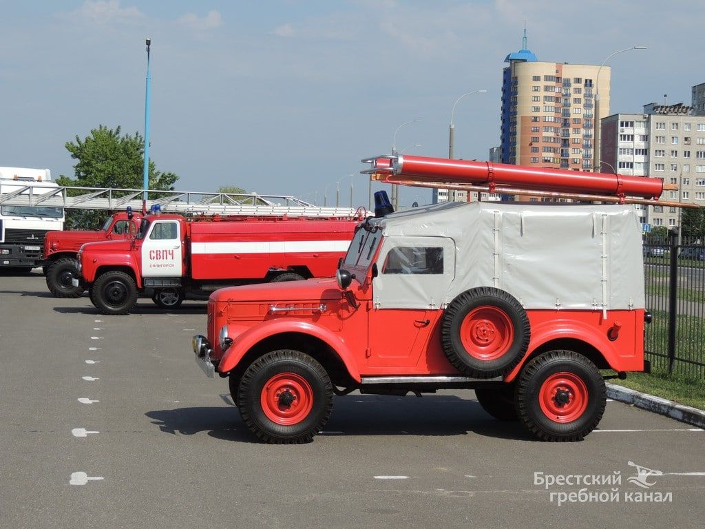 В Бресте на парковке Гребного канала собирается пожарная техника