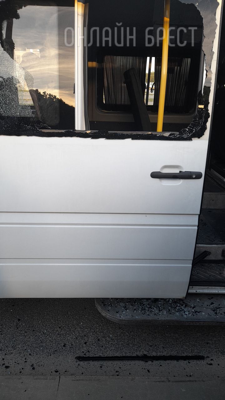 Читатель: В Бресте разбили стекло в маршрутке. Случай произошёл вчера