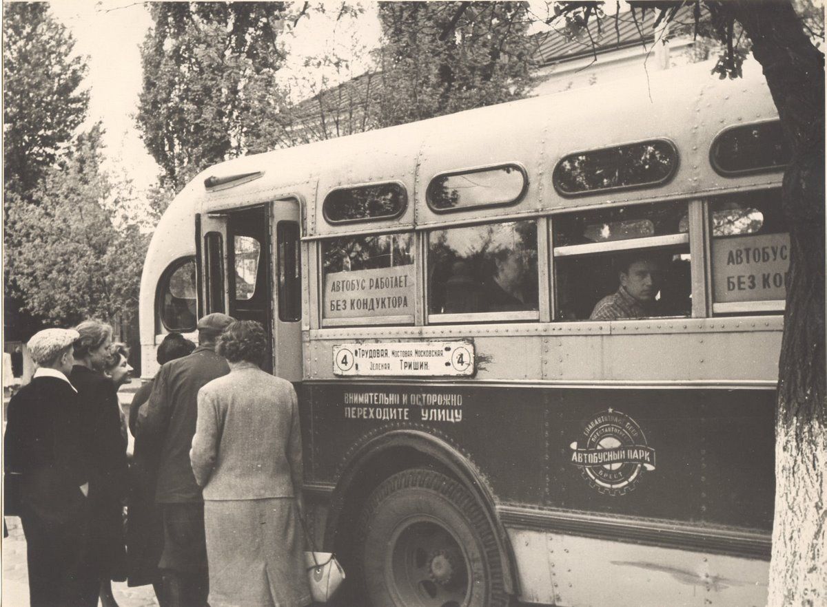 Очень старое фото. Такие автобусы раньше ходили в Бресте
