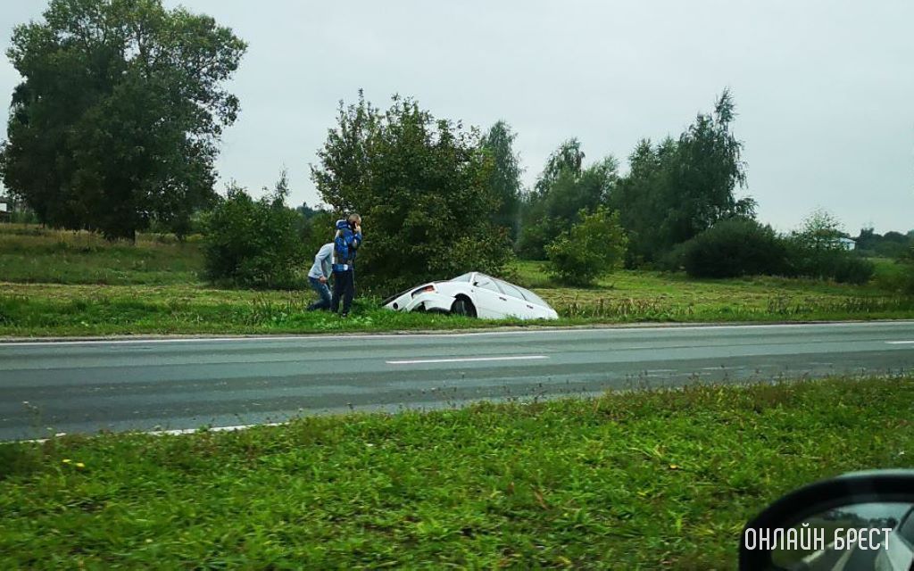 Брест, Радужная. Перед Мартином машина съехала в кювете