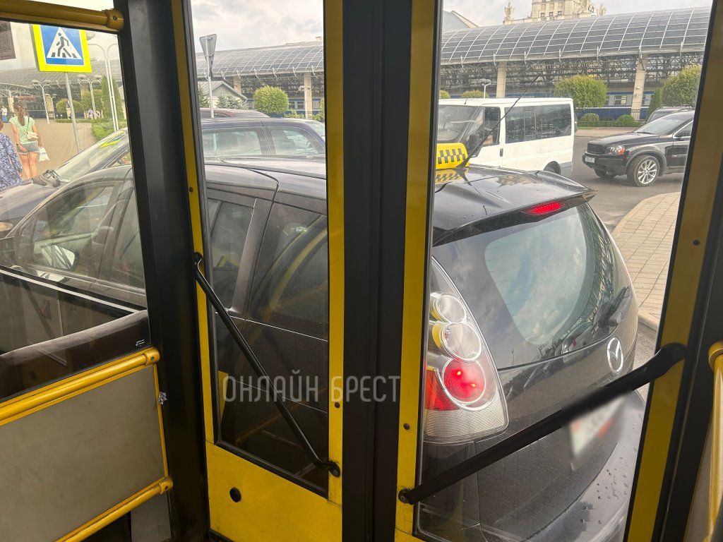 Читатель: Сегодня в Бресте возле ЖД вокзала автобус столкнулся с автомобилем такси