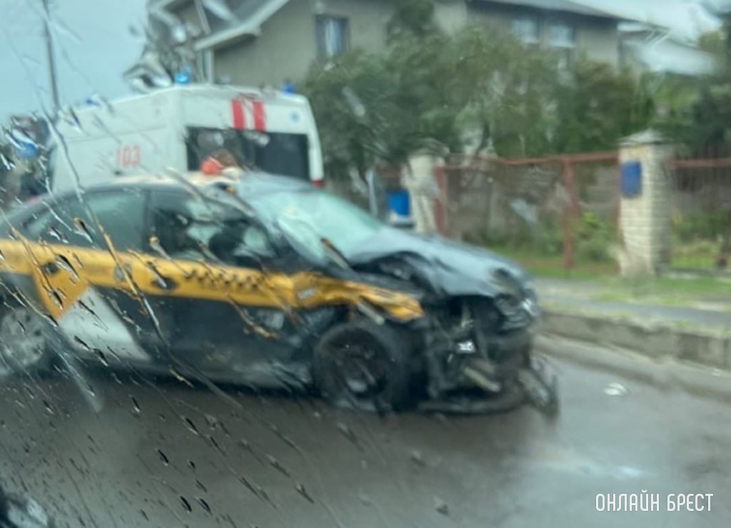 Авария с участием такси произошла на Смирнова в Бресте