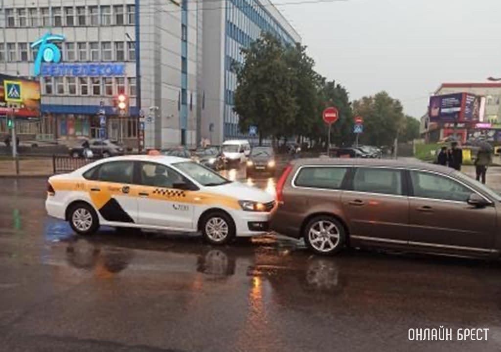 В Бресте возле ЦУМа и на Московской столкнулись автомобили