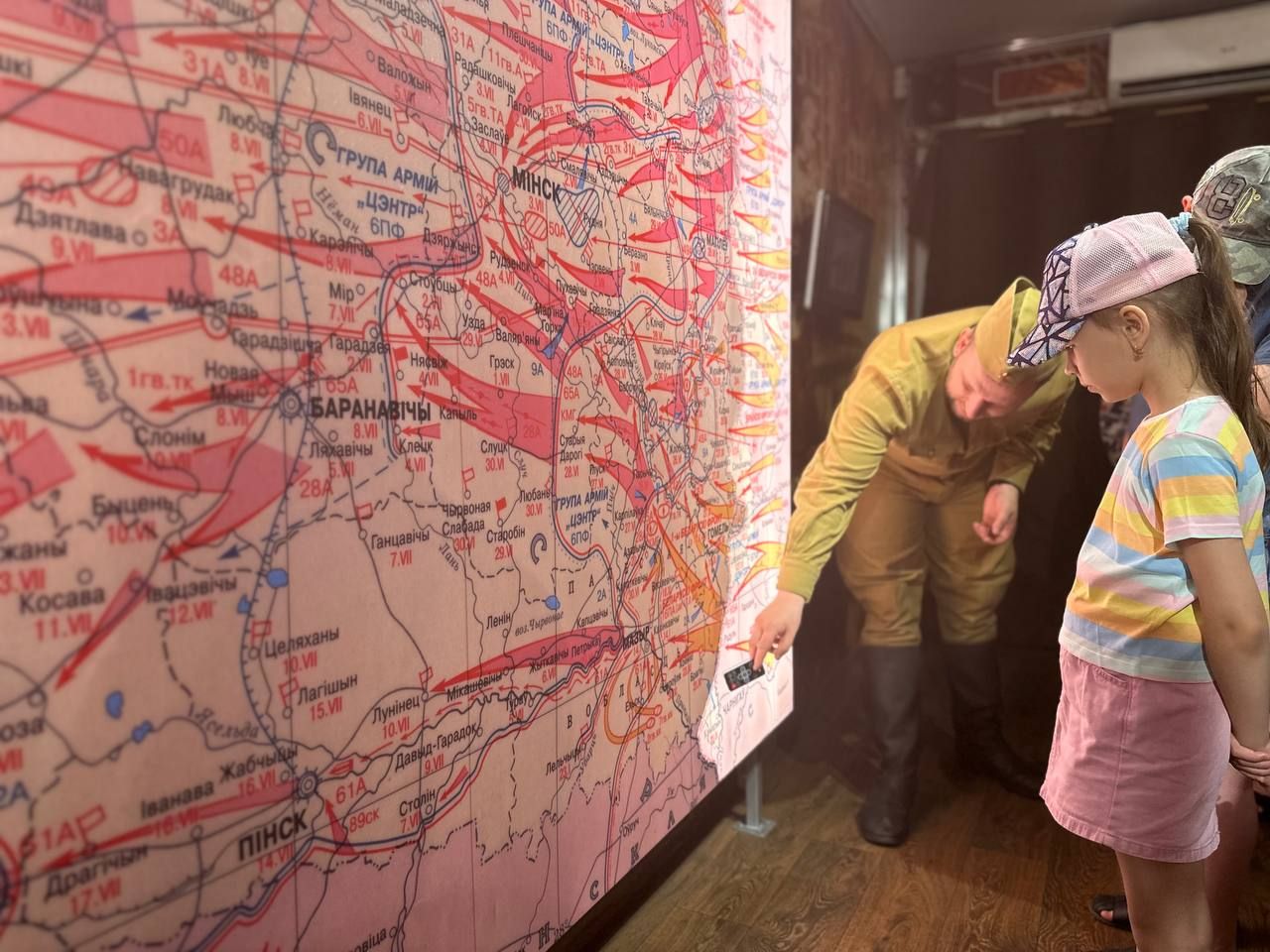 У кинотеатра «Беларусь» начала работу выездная передвижная экспозиция Белорусского государственного музея истории Великой Отечественной войны