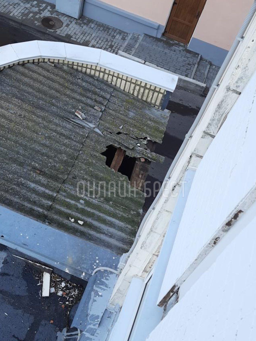 Читатель: В Бресте на ул. Ленина 4, отвалилась облицовочная плитка с 7 этажа, пробила крышу тех. помещения магазина