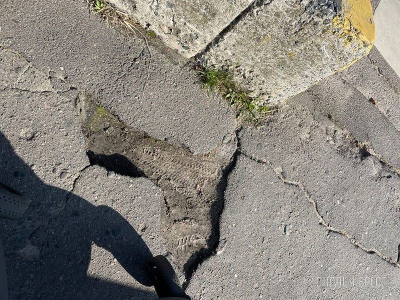 Читатель: Вот такая ситуация на мосту возле ЖД вокзала в Бресте