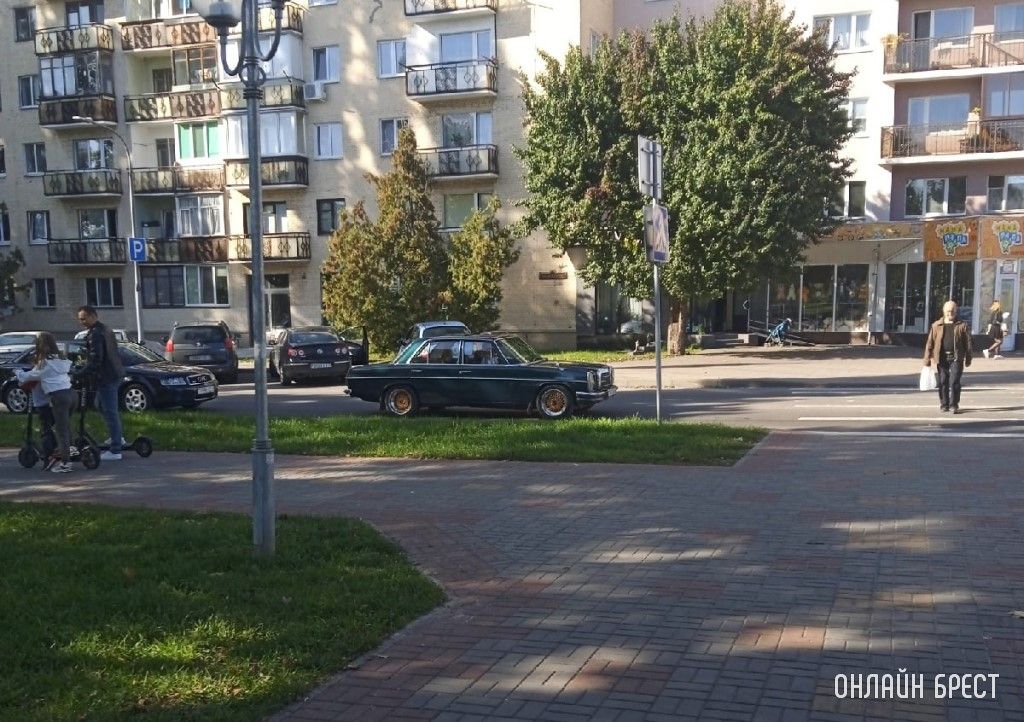Что за автомобиль? Фото сделано в Бресте