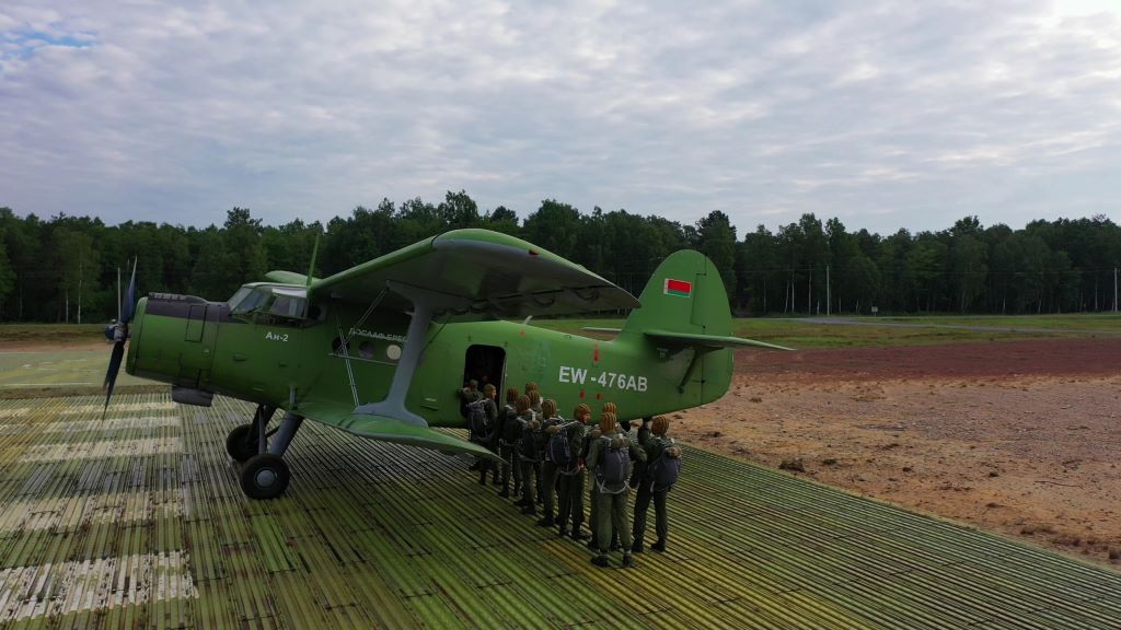 Брестские десантники совершают первый прыжок с парашютом. Видео