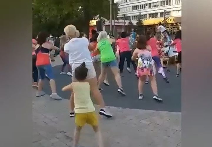 В пятницу в Бресте на Советской проходило зажигательное спортивно-танцевальное мероприятие