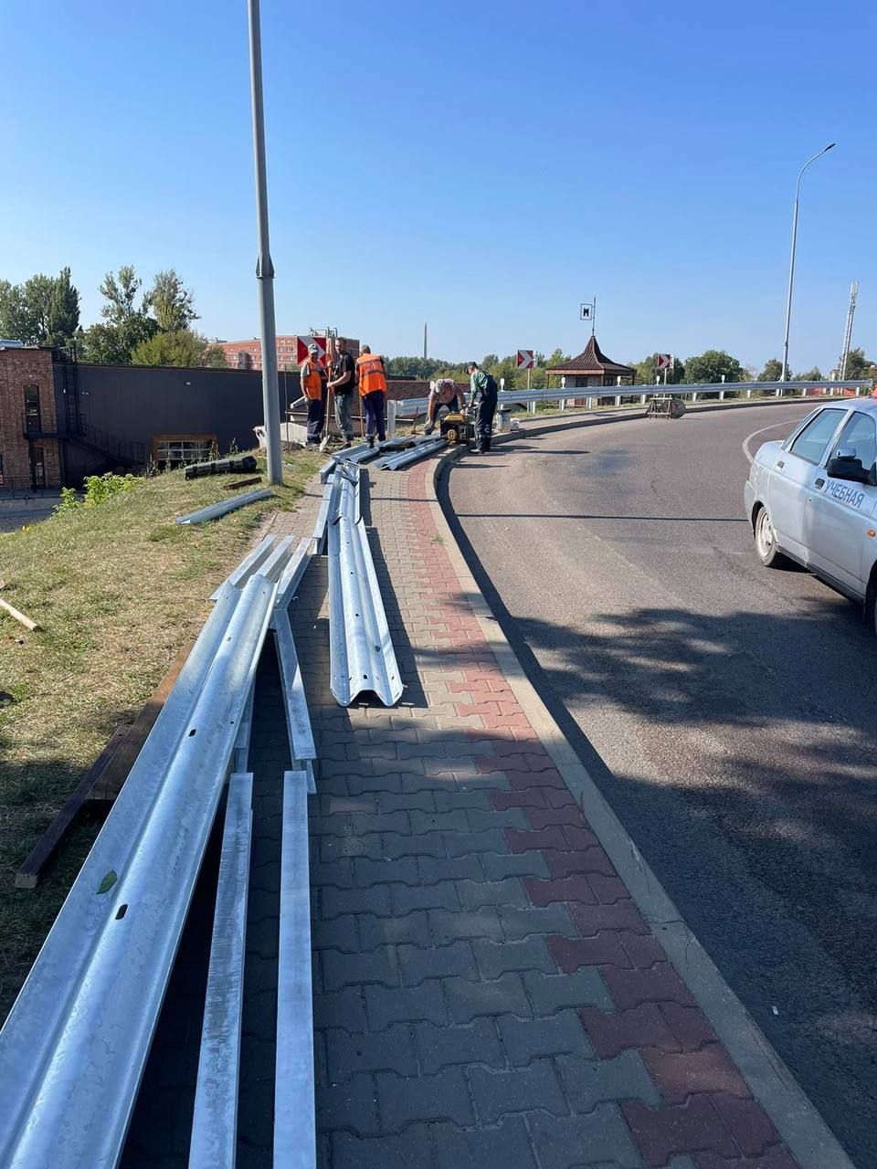 Специалистами КУП «Брестское ДЭП» ведется установка барьерного ограждения на спуске с путепровода по улице ГОБК