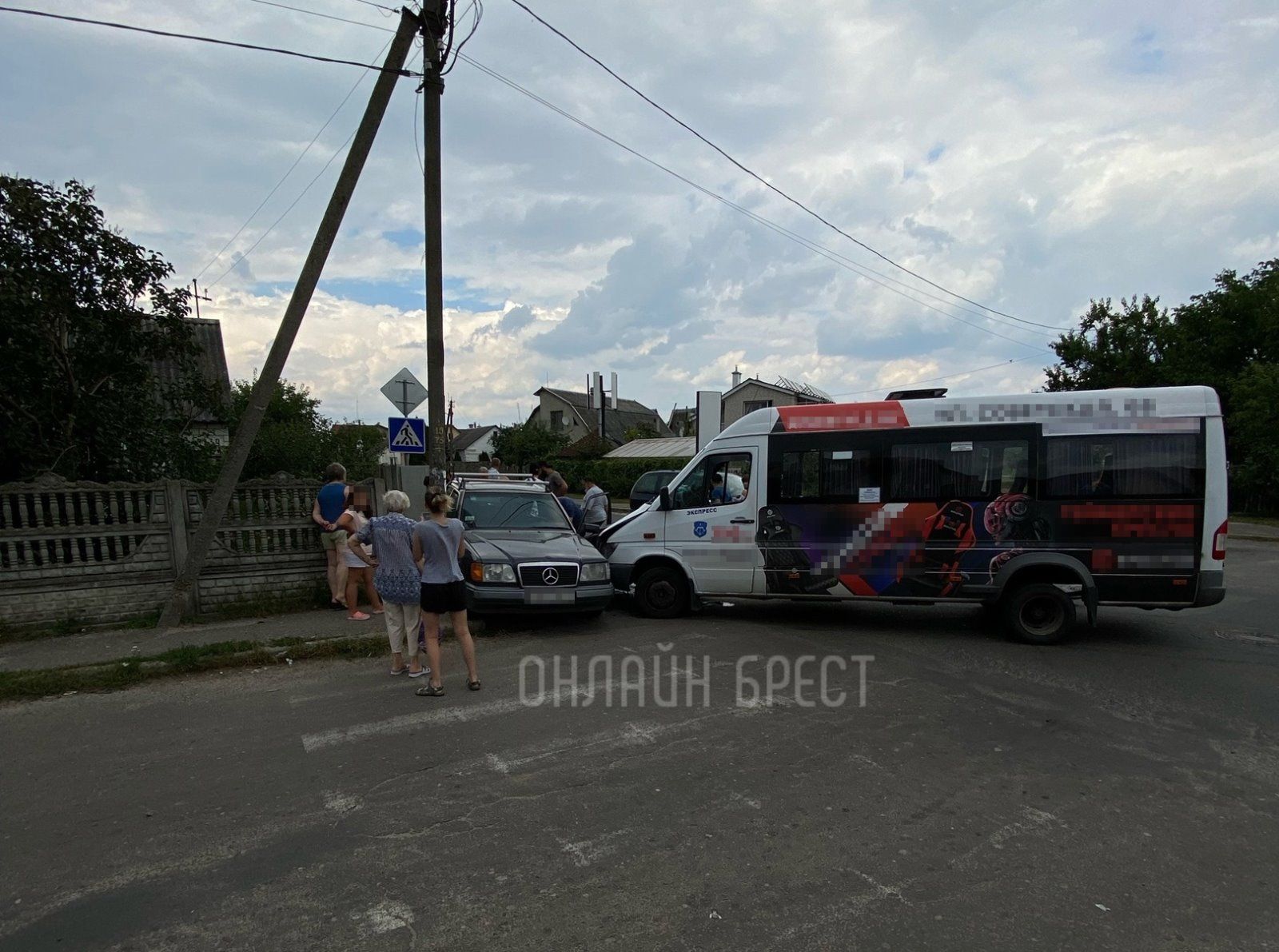 Читатель: В Бресте на Мичурина столкнулись маршрутка и Mercedes