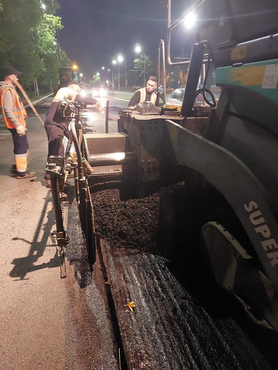 Специалисты КУП «Брестское ДЭП» осуществляют укладку асфальтобетонного покрытия на улице Янки Купалы