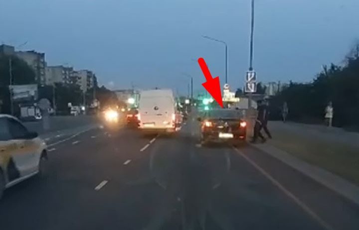 На дорогах Бреста. Разрешено ли водителю такси останавливаться и забирать клиентов в данной ситуации?