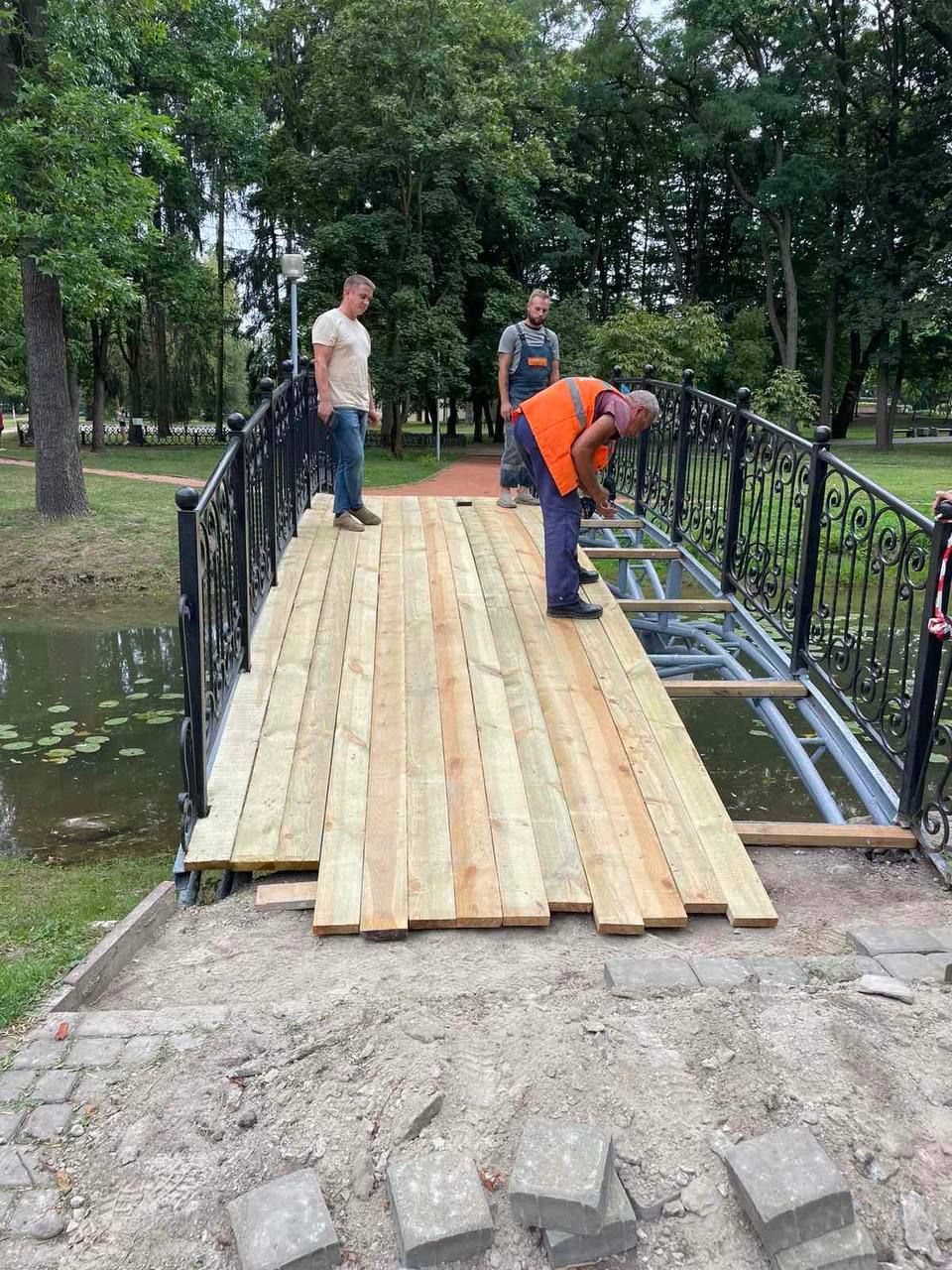 Специалисты КУП «Брестское ДЭП» заменили деревянный настил моста в Парке культуры и отдыха!