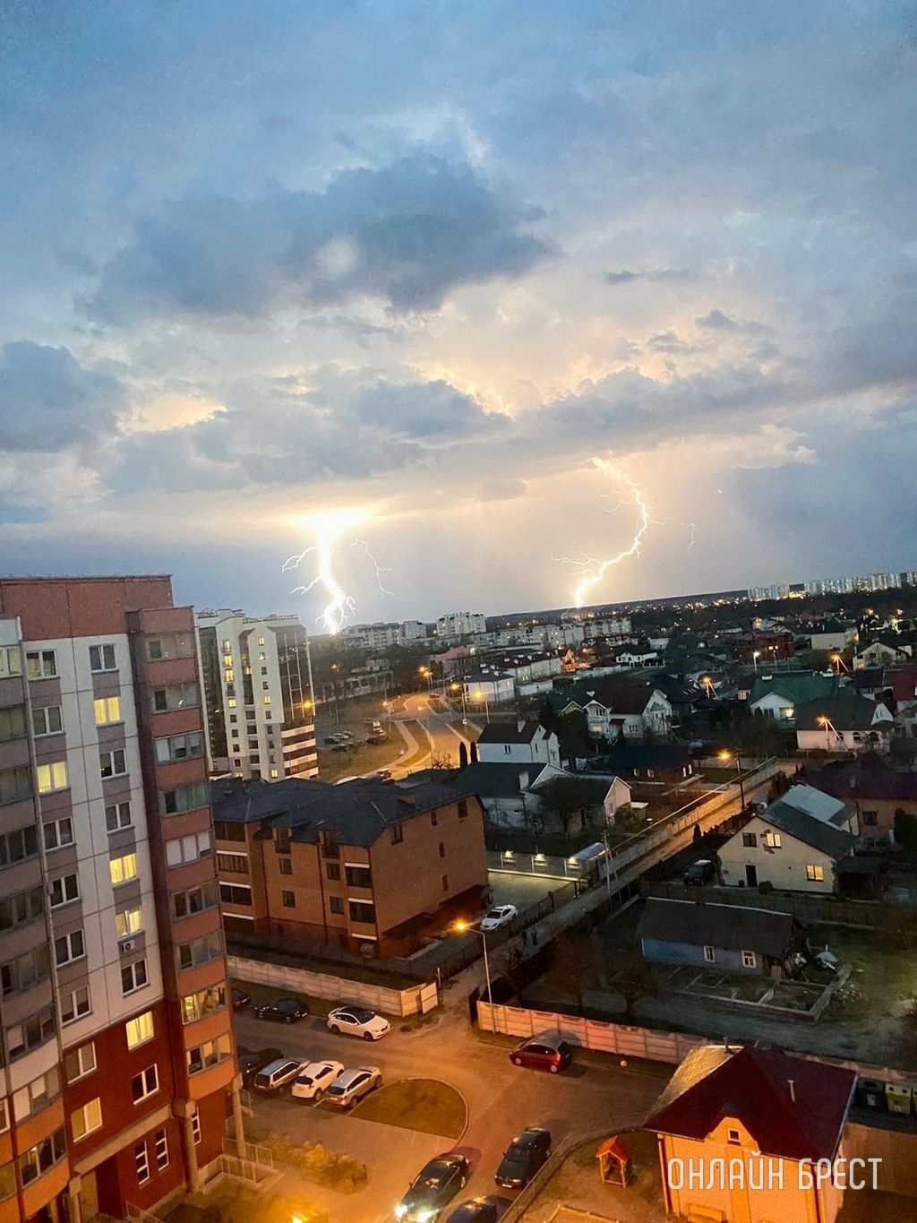Читатель: Прямо сейчас гроза в Бресте. Так выглядит сегодняшнее небо!
