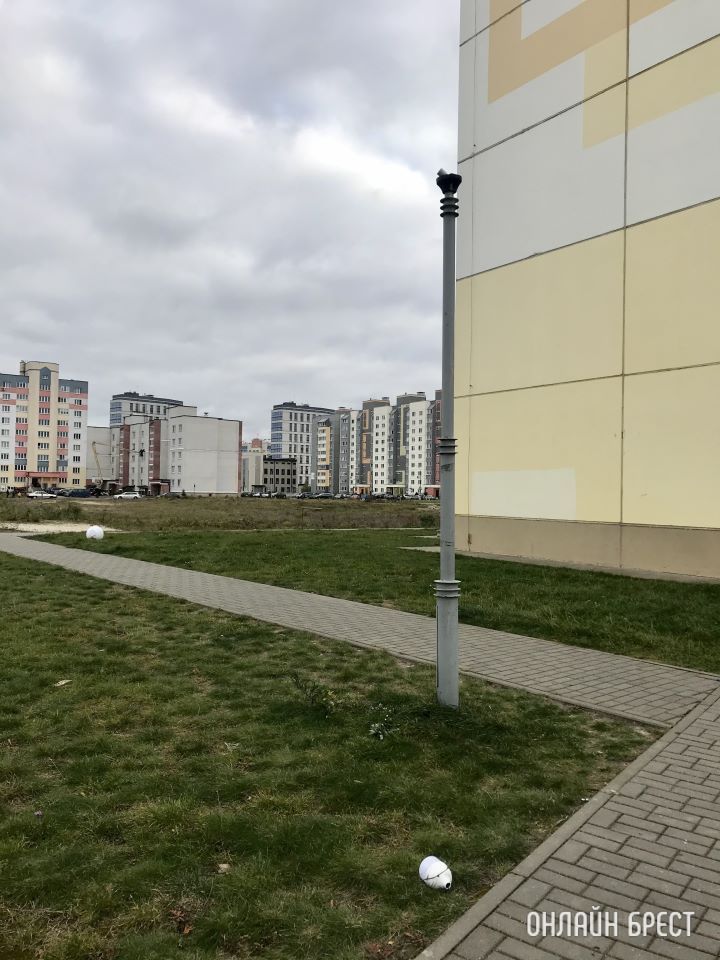 Читатель: На Сальникова в Бресте упали плафон и лампа от уличного фонаря. Плохо закрепили?