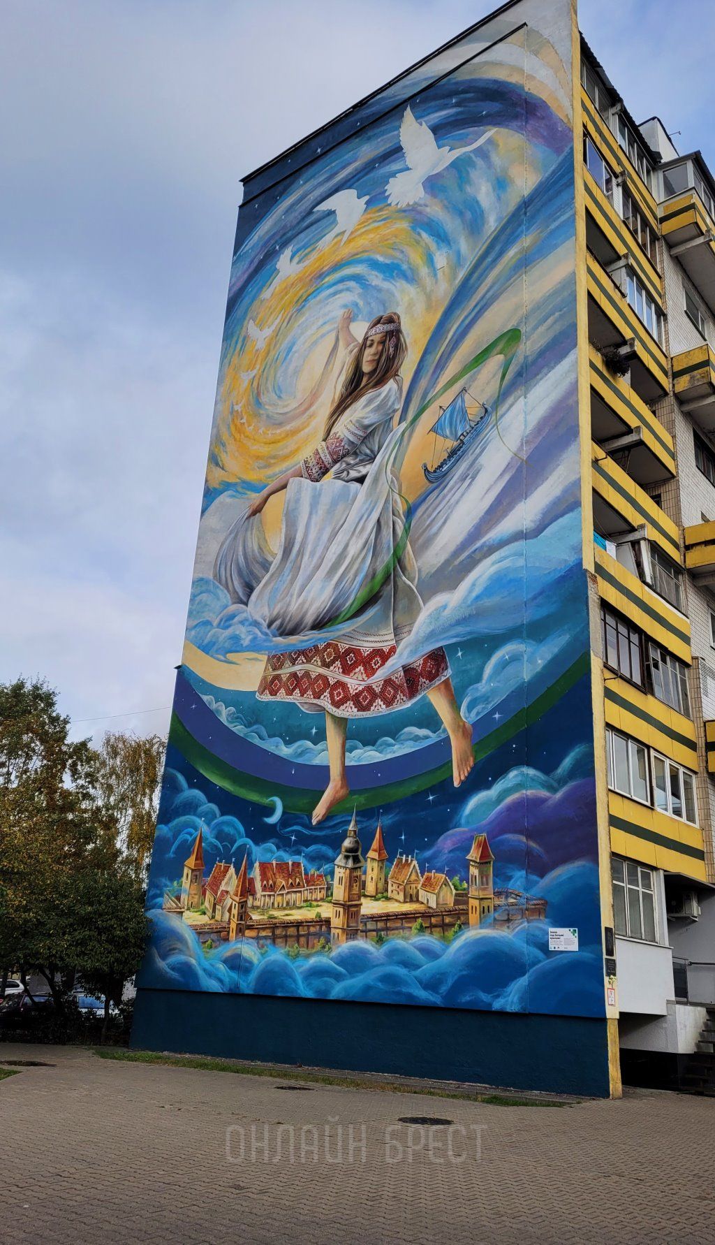 Мурал на стене многоэтажки по Московской в Бресте