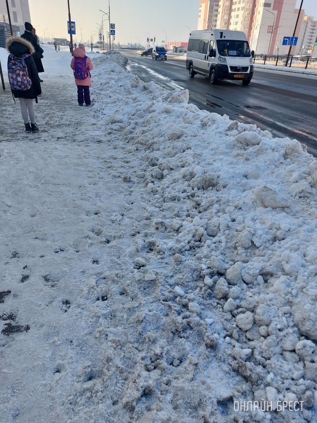 Читатель: Сугробы на остановке детям по колено