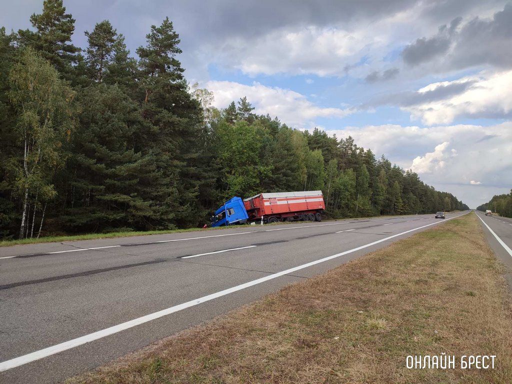 Очевидец: В Брестской области на М1 произошло серьёзное ДТП