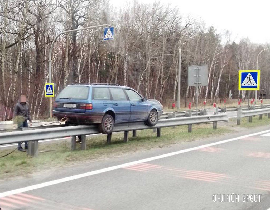 Очевидец: Необычное ДТП. Автомобиль «запрыгнул» на отбойник возле Бреста. Как?!