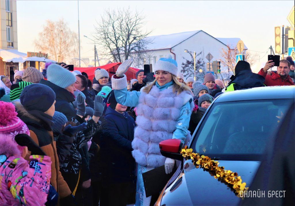 Читатель: В Малориту Снегурочки приезжают на такси :)