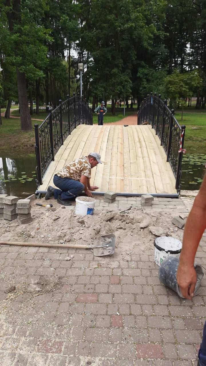 Специалисты КУП «Брестское ДЭП» заменили деревянный настил моста в Парке культуры и отдыха!