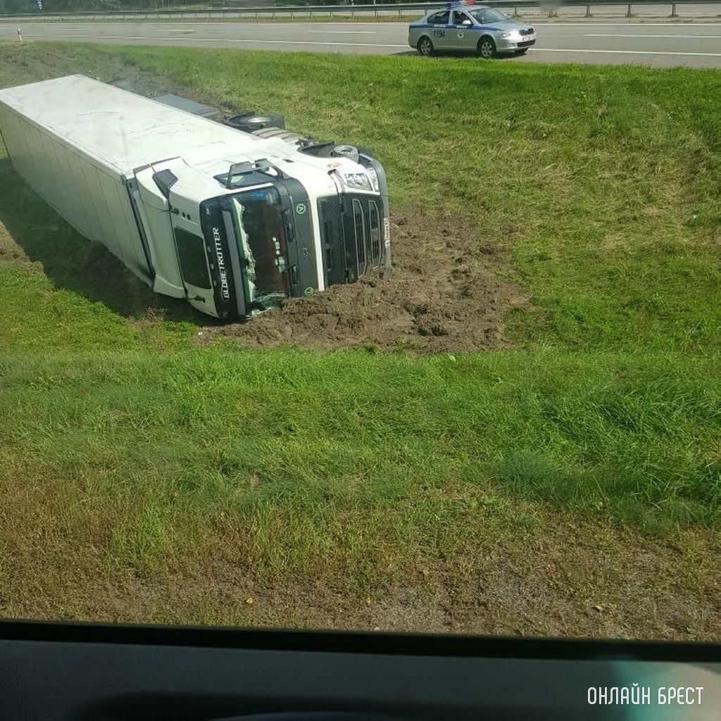 На трассе М1 (177 км) перевернулась фура