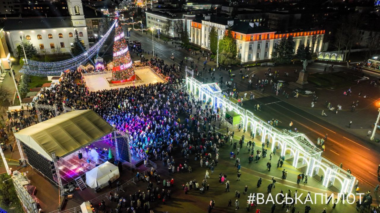 Появились фото и видео с высоты с открытия главной ёлки Бреста