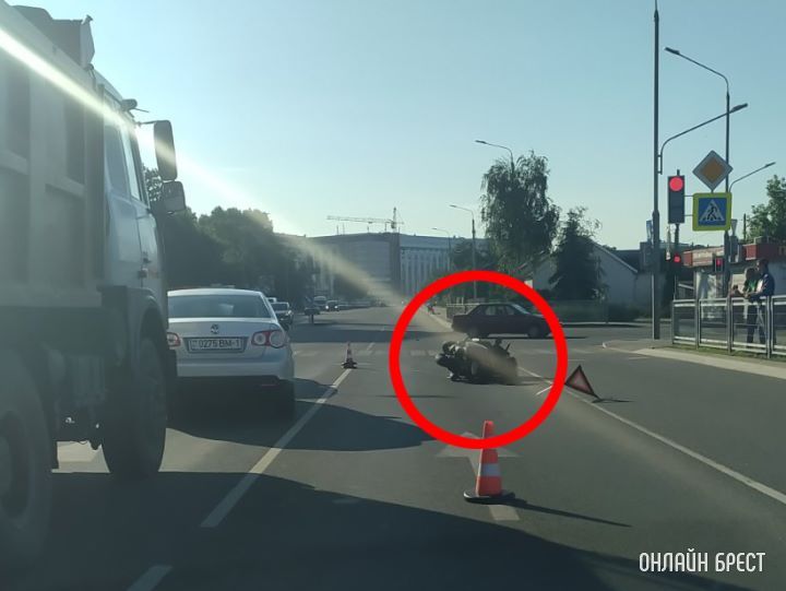 Опубликовано видео, как сегодня в Бресте мотоциклист попал в ДТП