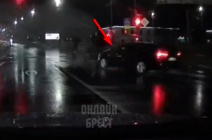 Читатель: Красный не помеха. Видео снято на днях в Бресте.