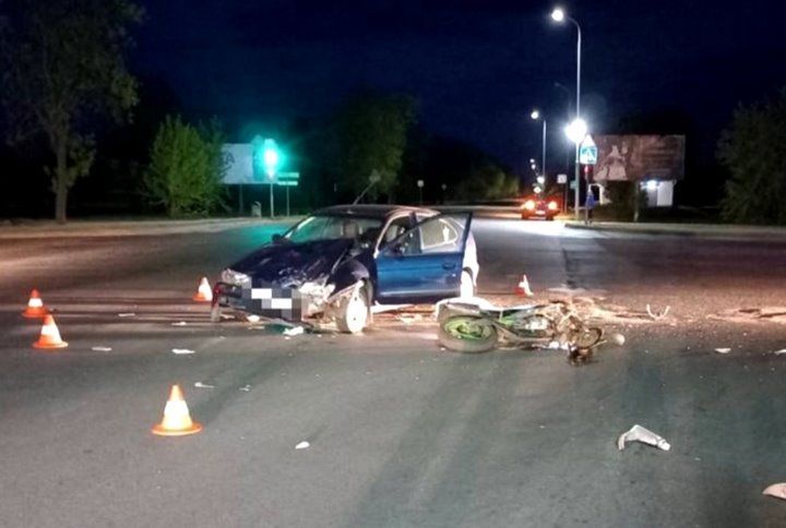 Появилось видео, как вчера в Кобрине мотоцикл столкнулся с легковушкой