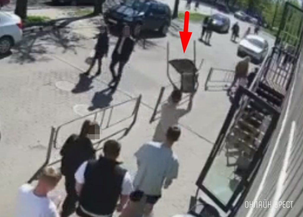 Читатель: Просим вернуть стул, который забрал парень. Брест, заведение Асотея (возле ЦУМа