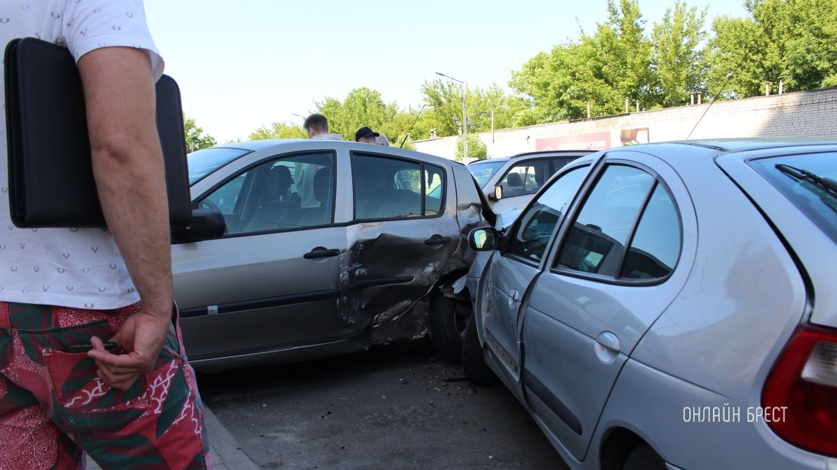 Читатель: Фото с места серьёзной аварии, которая произошла сегодня на Гоголя в Бресте