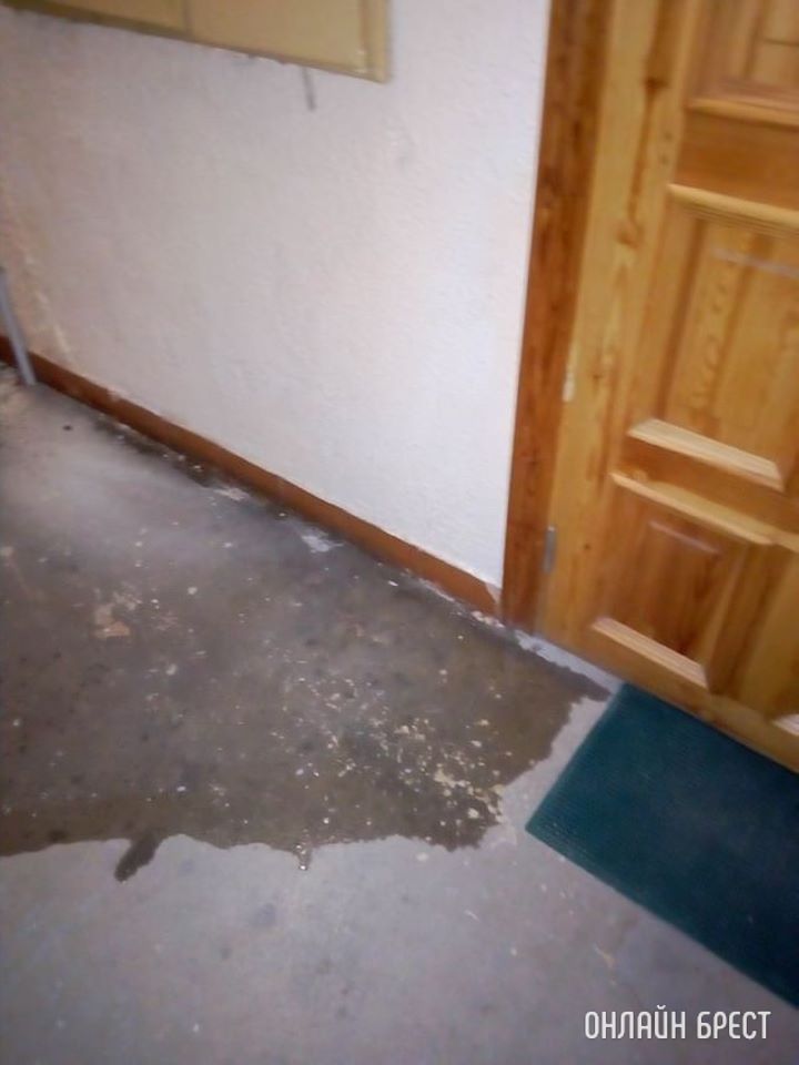 А вот такое «озеро» на площадке после очередного дождя. Брест, ул. Суворова