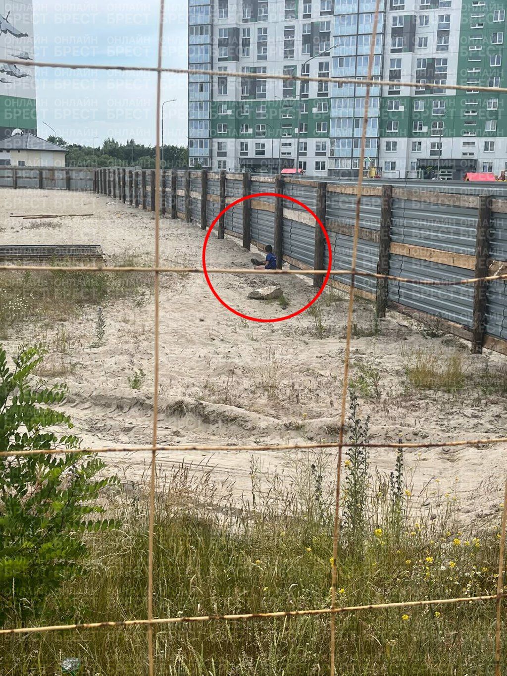 Читатель: Куда смотрят родители? Дети лезут на стройплощадку. Брест, ул. Екельчика