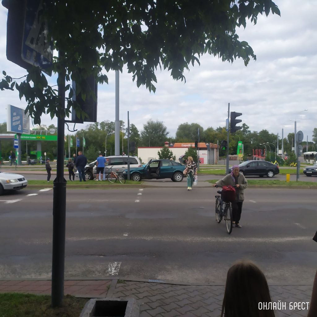 В Бресте в м-не Южный сильно столкнулись автомобили