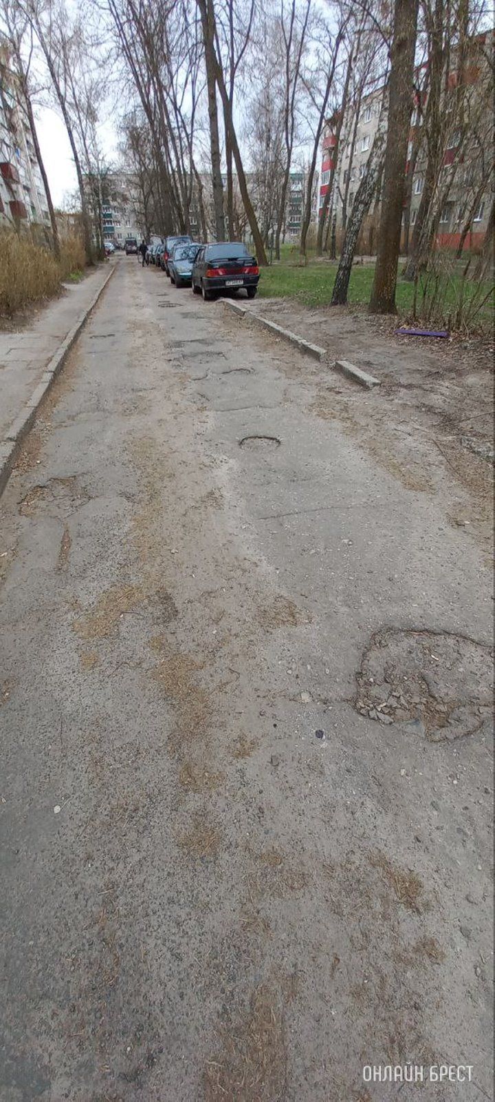 Читатель: Этот двор нуждается в ремонте дорог. Брест, ул. Кривошеино 9/1