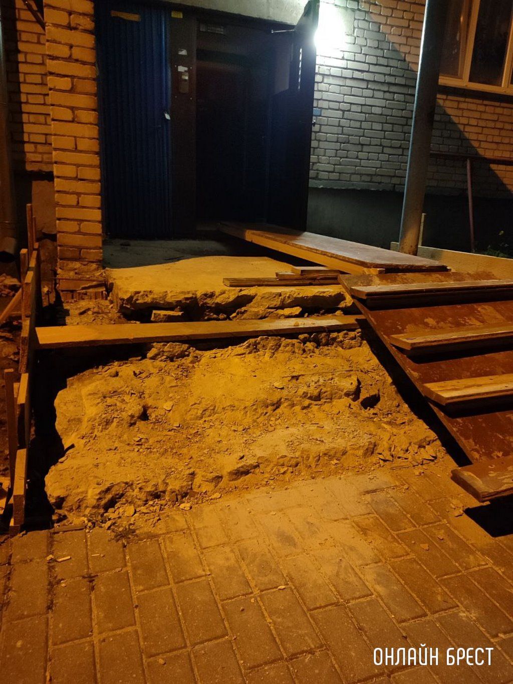 Читатель: Брест, ул. Карбышева, 42. Развалены ступеньки, открыт круглосуточно подъезд. Когда уже здесь доделают ремонт?
