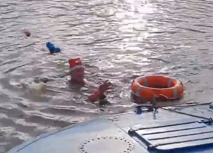 Мужчина запутался в веревке во время заплыва моржей по Мухавцу в Бресте