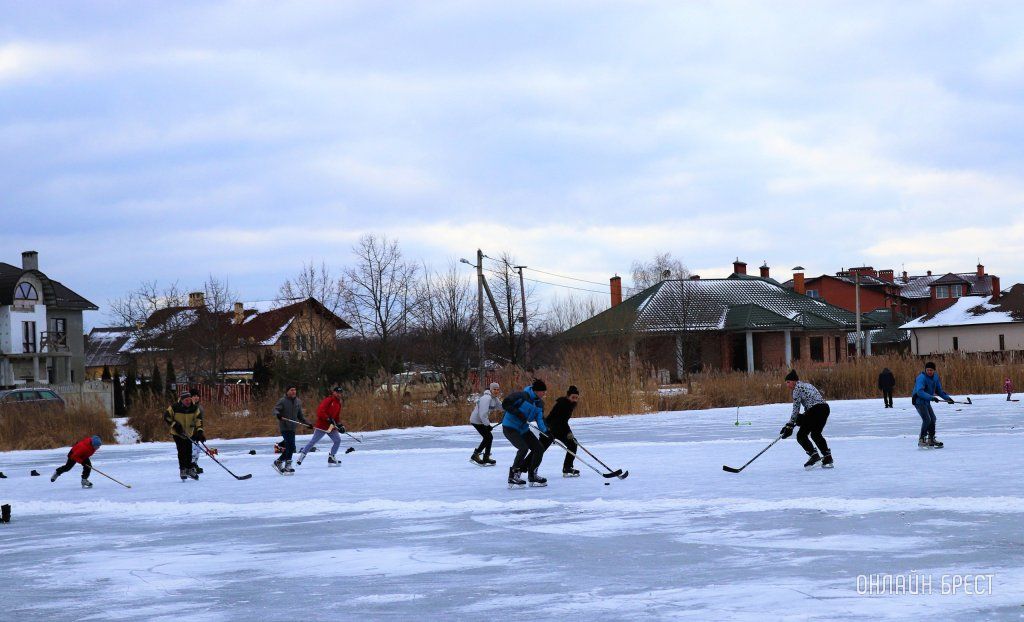 Читатель: Хоккей на замёрзшем водоёме в Бресте