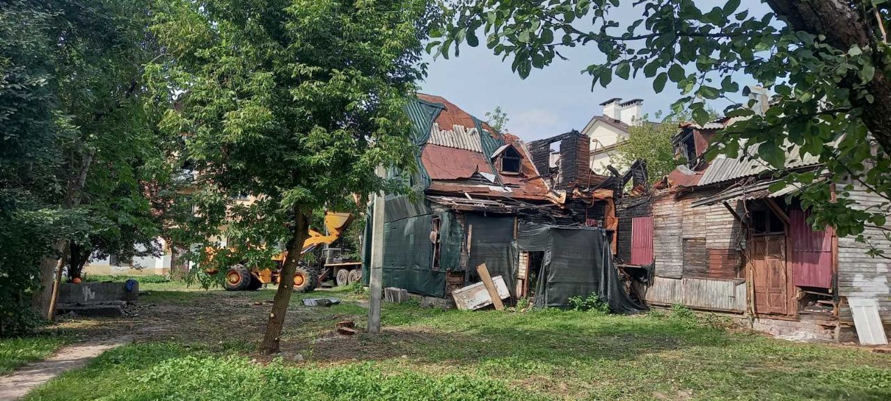 На Комсомольской в Бресте начали демонтировать старые деревянные постройки
