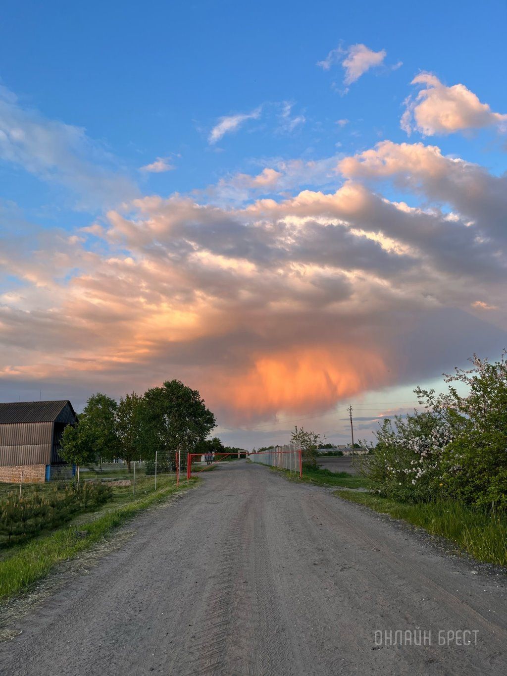Читатель: Посмотрите, как красиво нависло облако. Фото сделано в Жабинковском районе