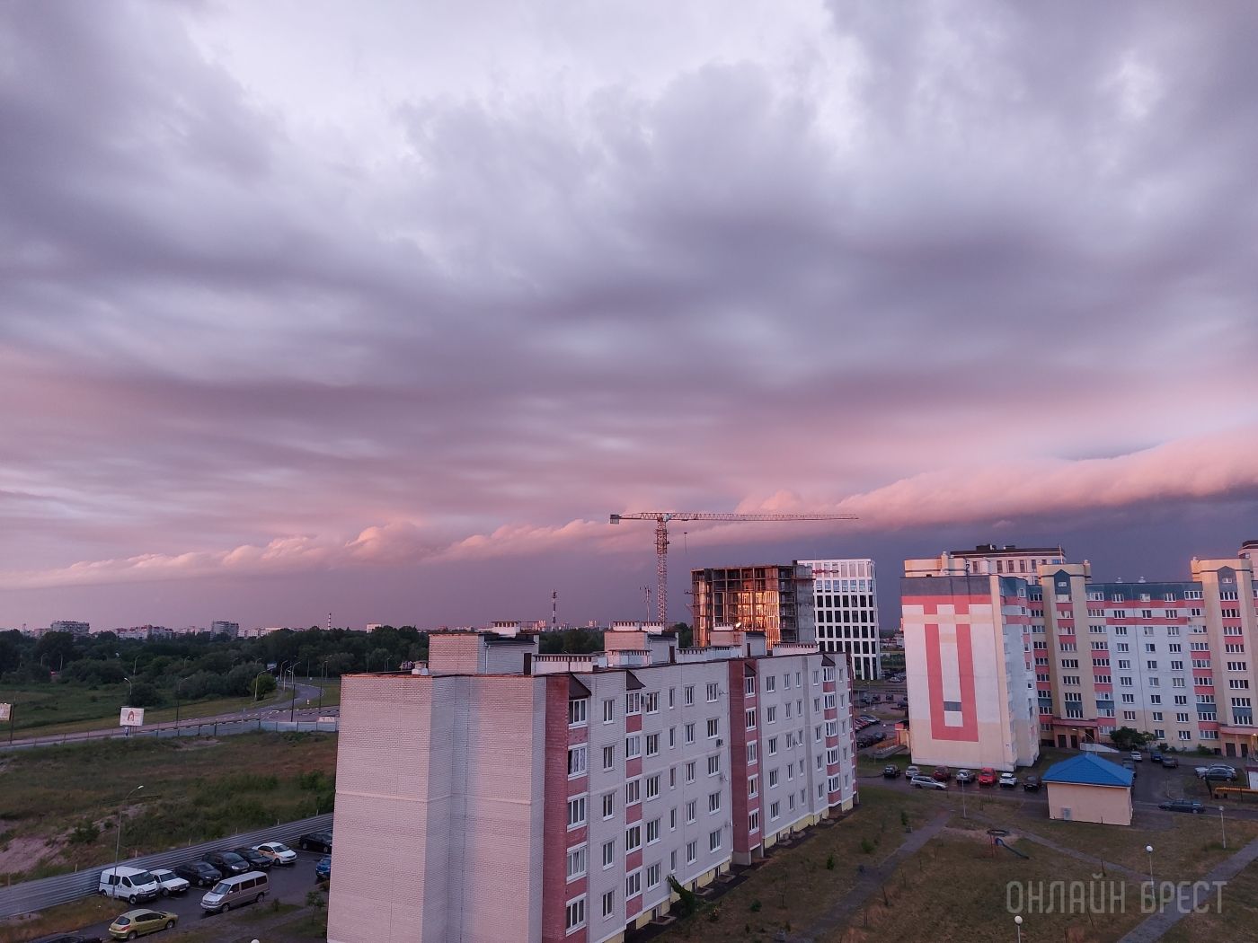 Чудесное небо на Вульке в Бресте. Посмотрите, как вечером сгустились тучи