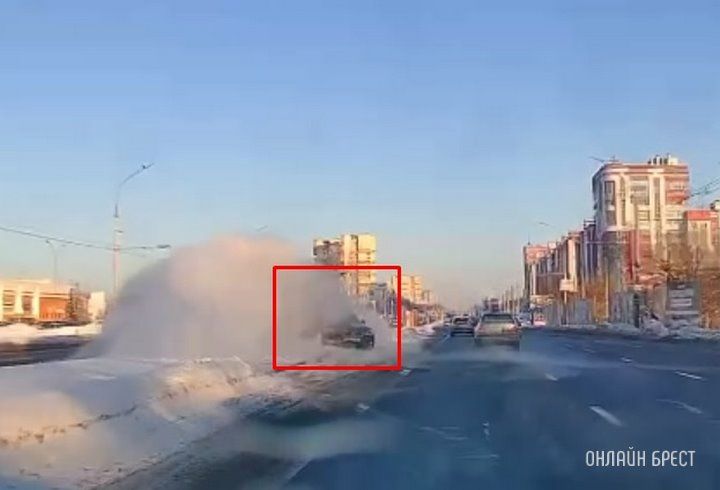 Читатель: Видео, как сегодня в Бресте занесло легковушку
