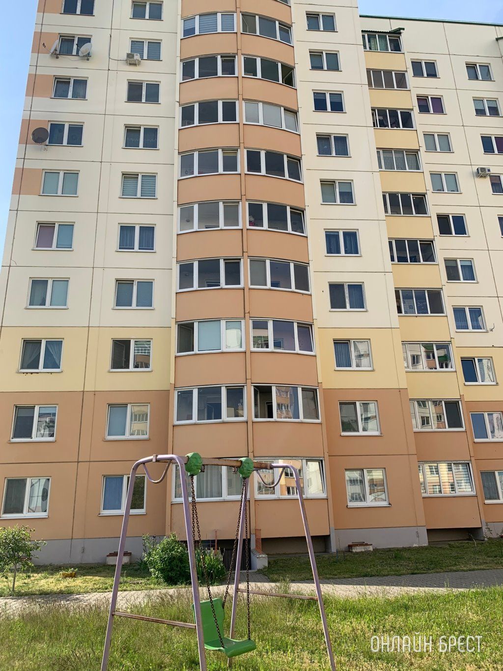 Читатель: В Бресте ул. Криштафовича. Кто-то бросает яйца из окна. Повезло, чуть не попали по мне :)