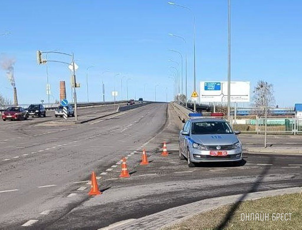 Очевидец: Сегодня в Бресте машина свалилась с путепровода. Подробности неизвестны